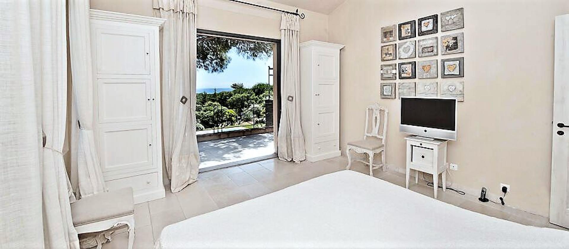 Another en-suite bedroom with views on the garden