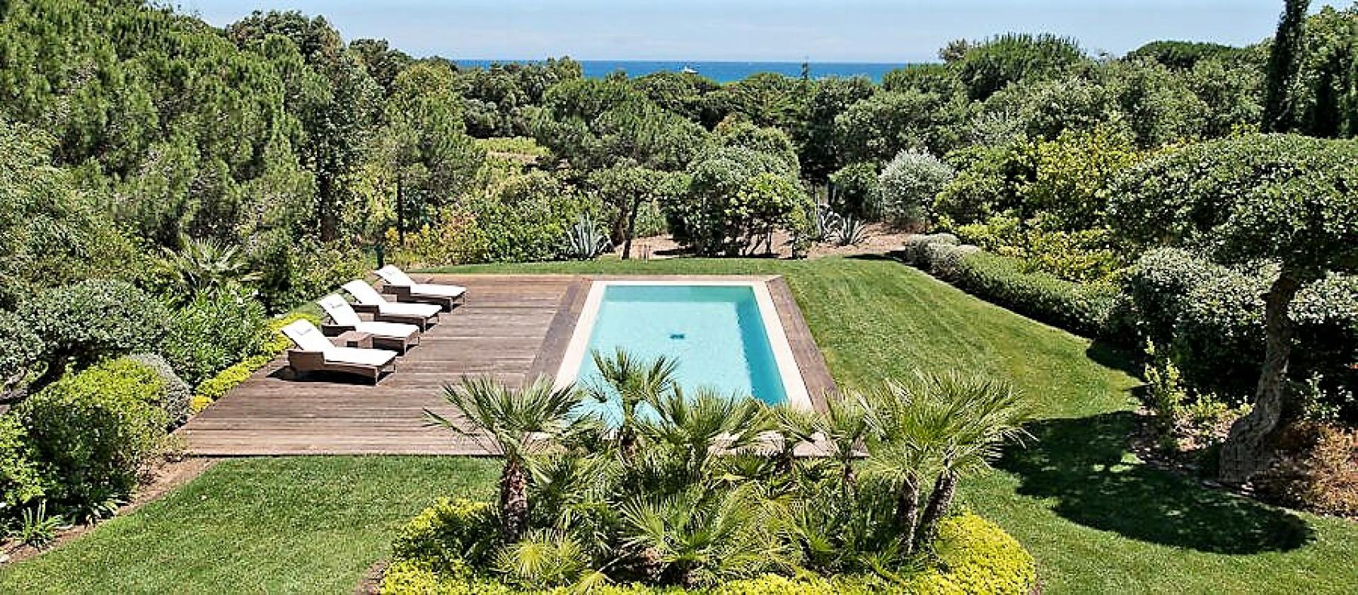 Beautiful garden with its swimming pool and  sea view in a holiday villa in Saint Tropez