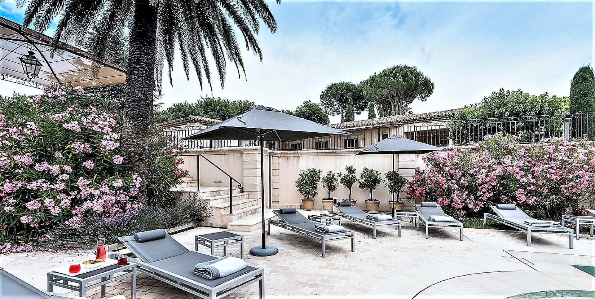 THE VILLA MATISSE RENTAL IN ST TROPEZ AND ITS SWIMMING POOL AREA