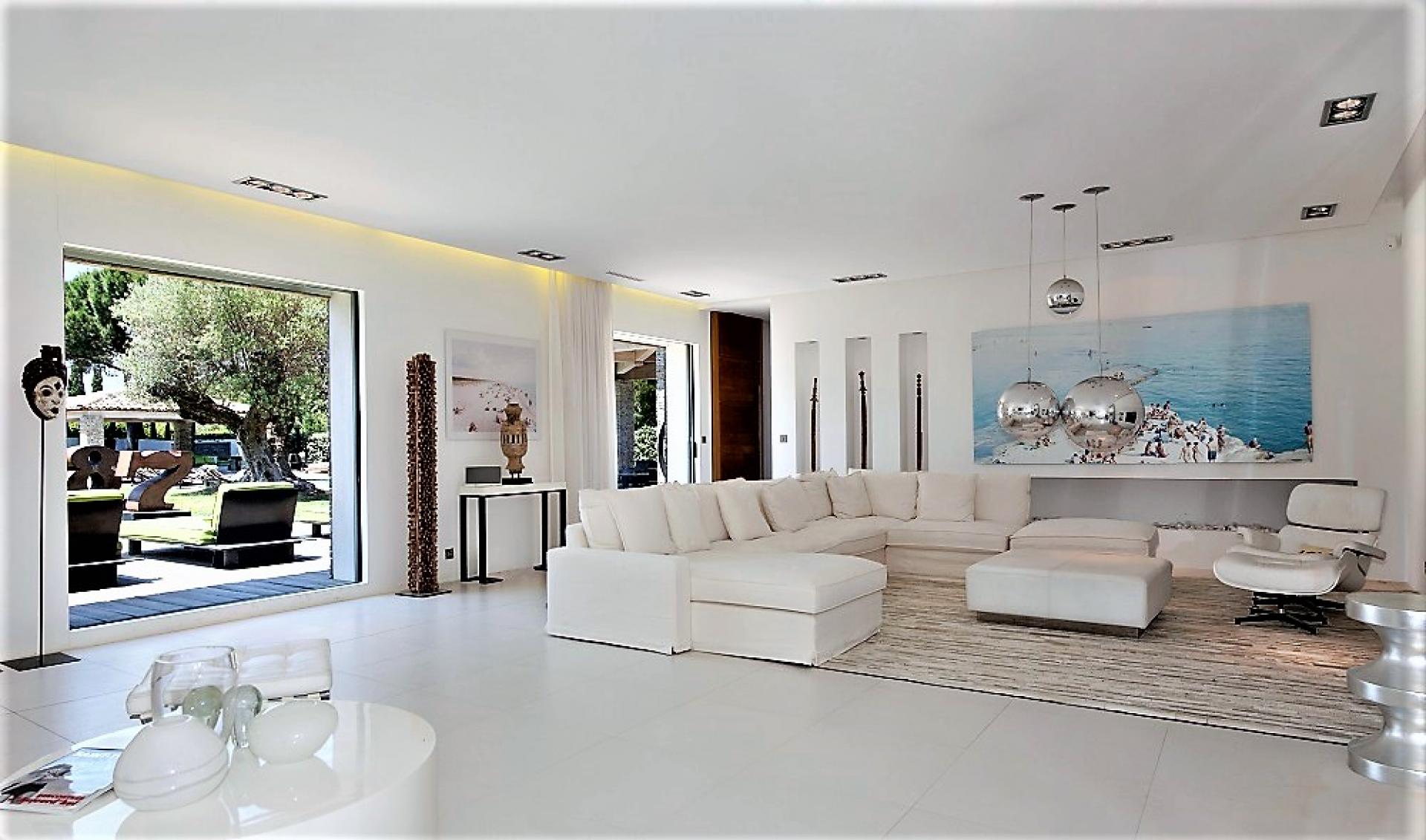 THE LOUNGE IN A BEAUTIFUL VILLA TO RENT IN ST TROPEZ