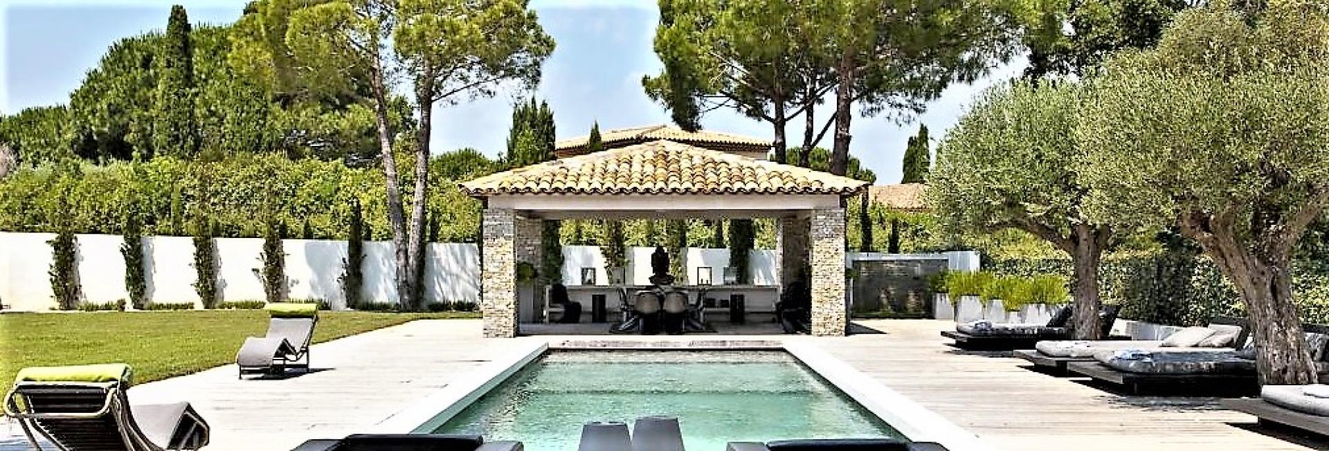 THE BEAUTIFULL SWIMMING POOL IN A VILLA  TO RENT IN ST TROPEZ IN THE COTE D'AZUR