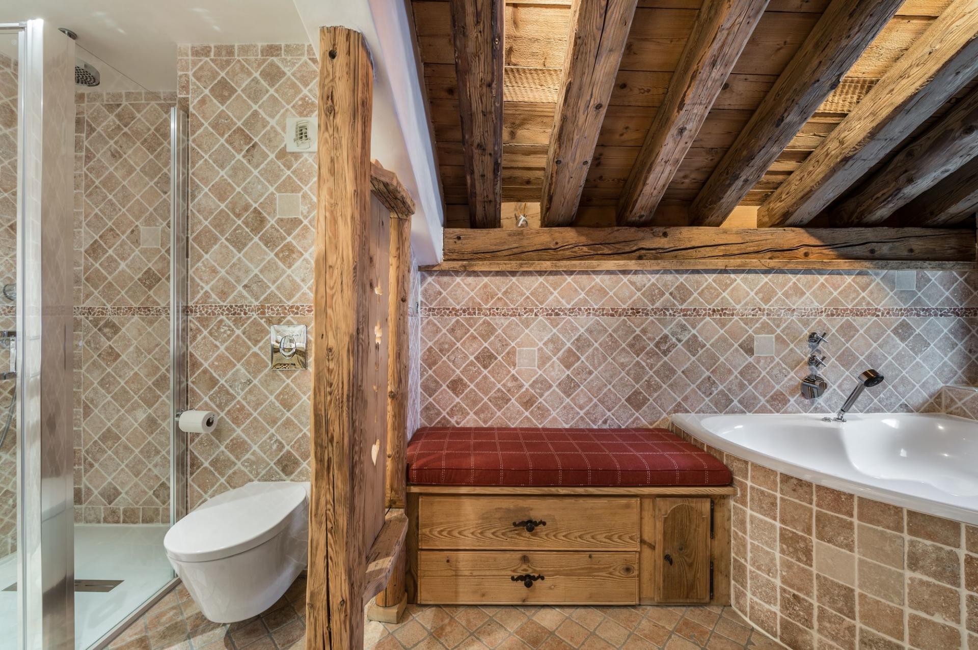 BATHROOM WITH BATH AND SHOWER IN A CHALET RENTAL IN COURCHEVEL