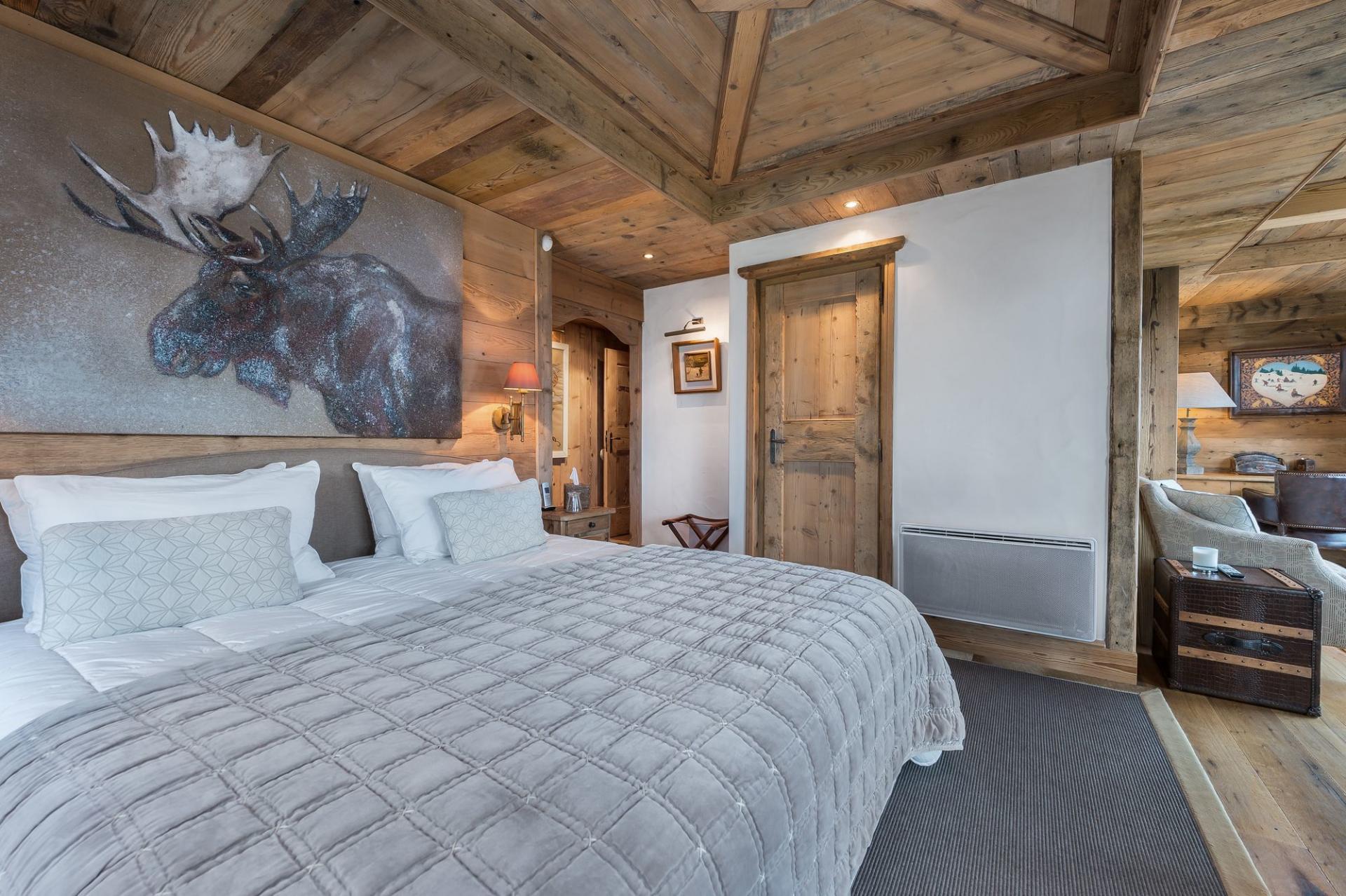 ONE OF THE  BEDROOMS IN CHALET BELLECOTE
